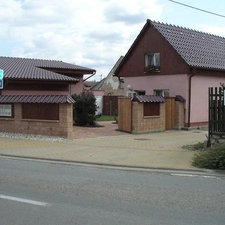 Penzion Jarka Lednice Exteriör bild